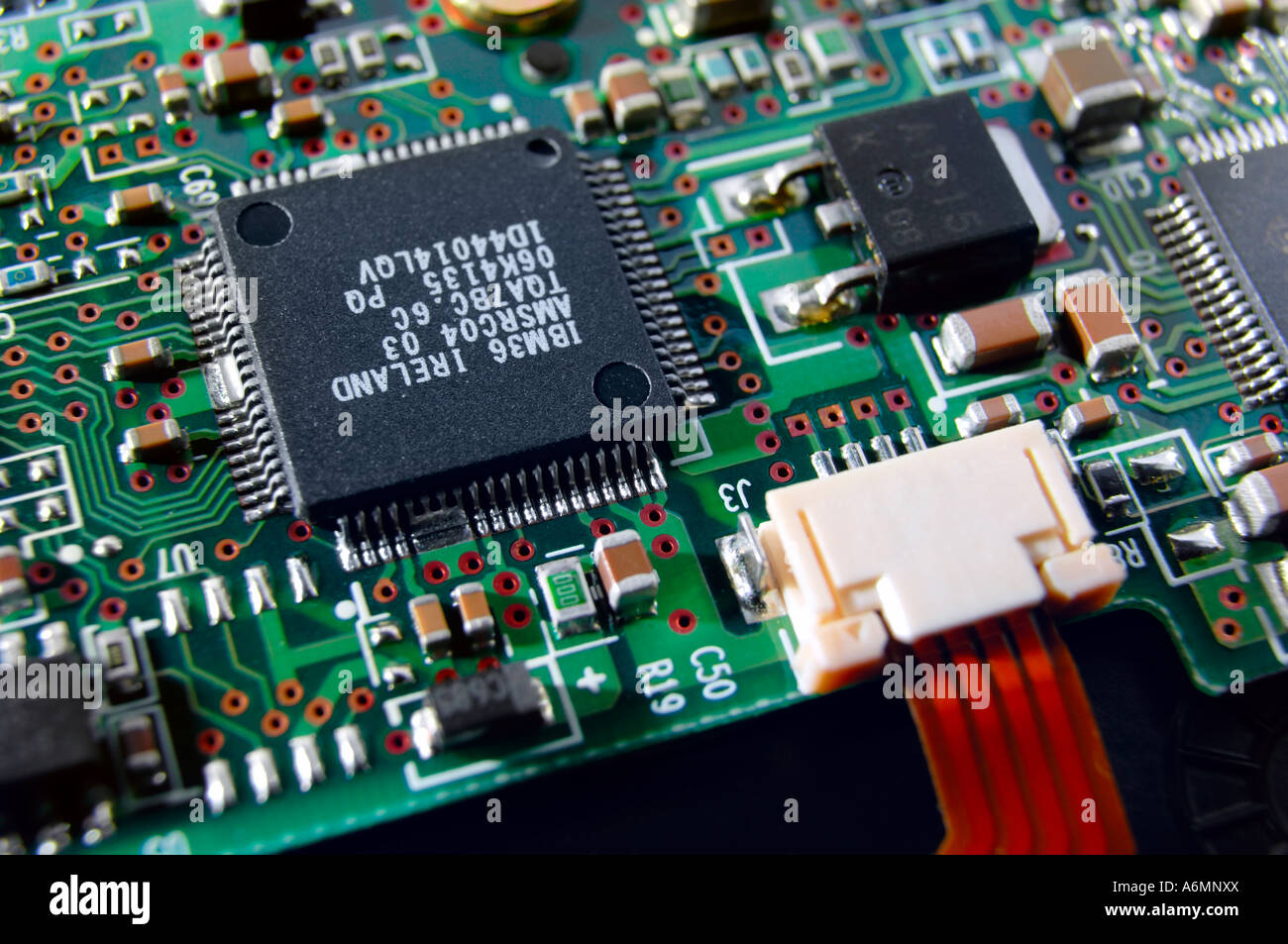 Micro-puce et d'un connecteur sur une carte à circuits imprimés Banque D'Images