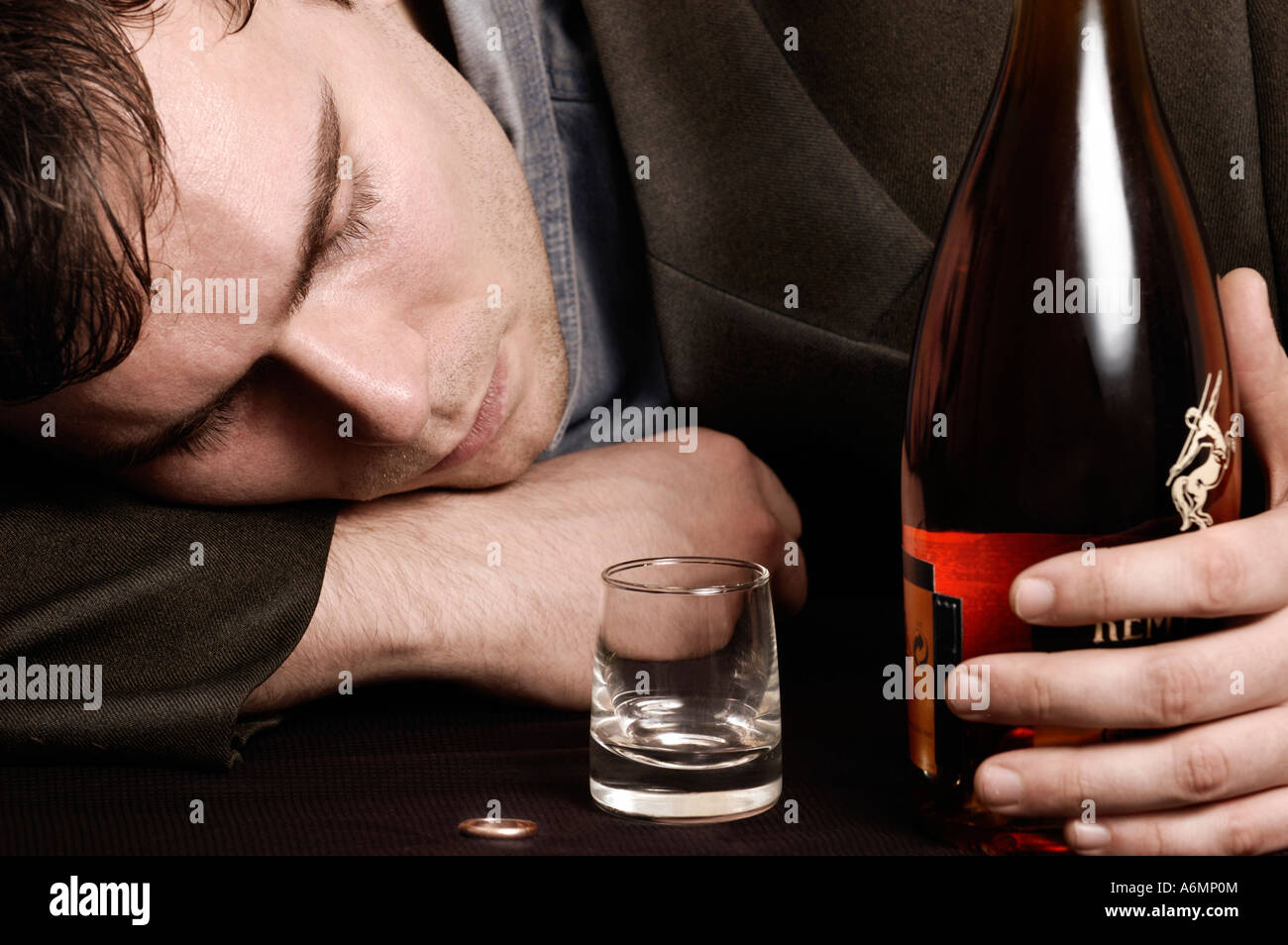 L'homme ivre avec une bouteille de cognac Banque D'Images