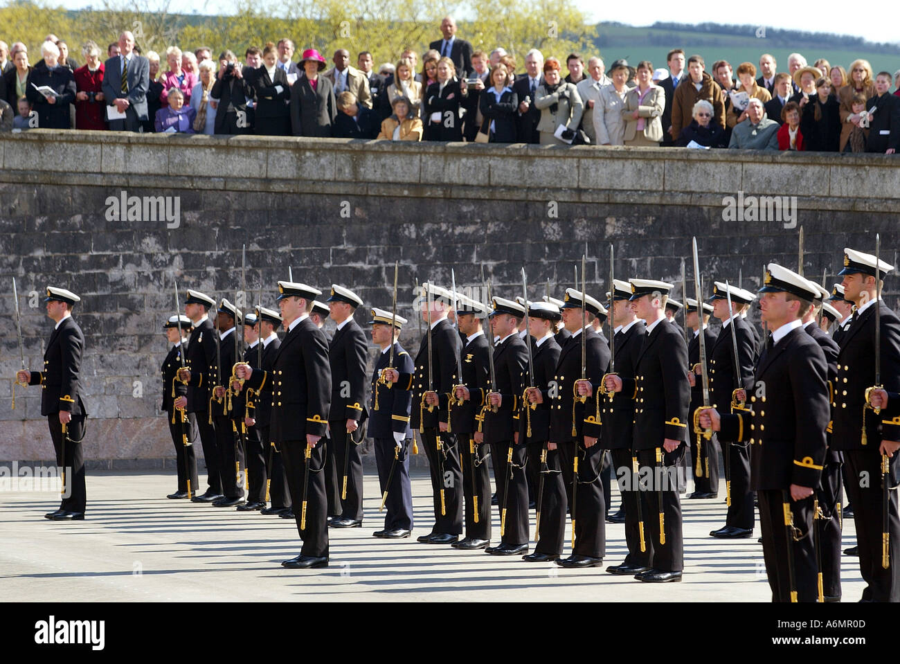 Britannia Royal Naval College, Dartmouth UK - sur le défilé des officiers nouvellement diplômés. Banque D'Images