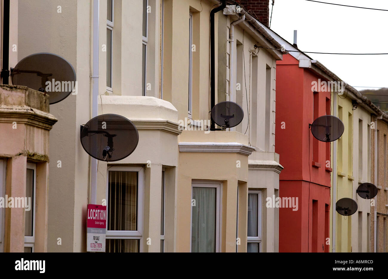Des antennes paraboliques sur Terrasse maisons, Cornwall, UK. Banque D'Images
