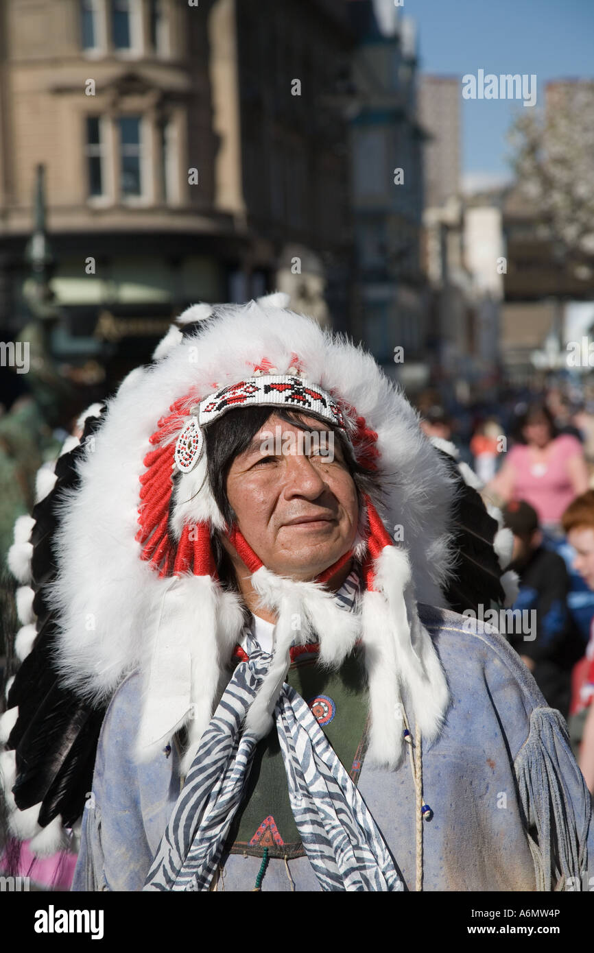 Musicien indien mexicain portant une coiffure ethnique traditionnelle à plumes. Animateur musical de rue ; centre-ville de Dundee, Tayside, Écosse, Royaume-Uni Banque D'Images