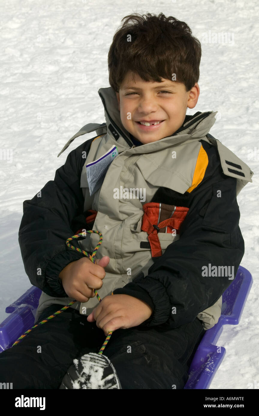 Enfant jouant dans la neige image parution modèle Banque D'Images