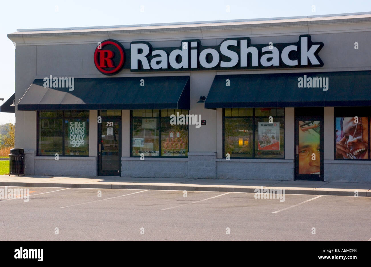 Extérieur d'un magasin de détail d'électronique Radio Shack, États-Unis. Banque D'Images
