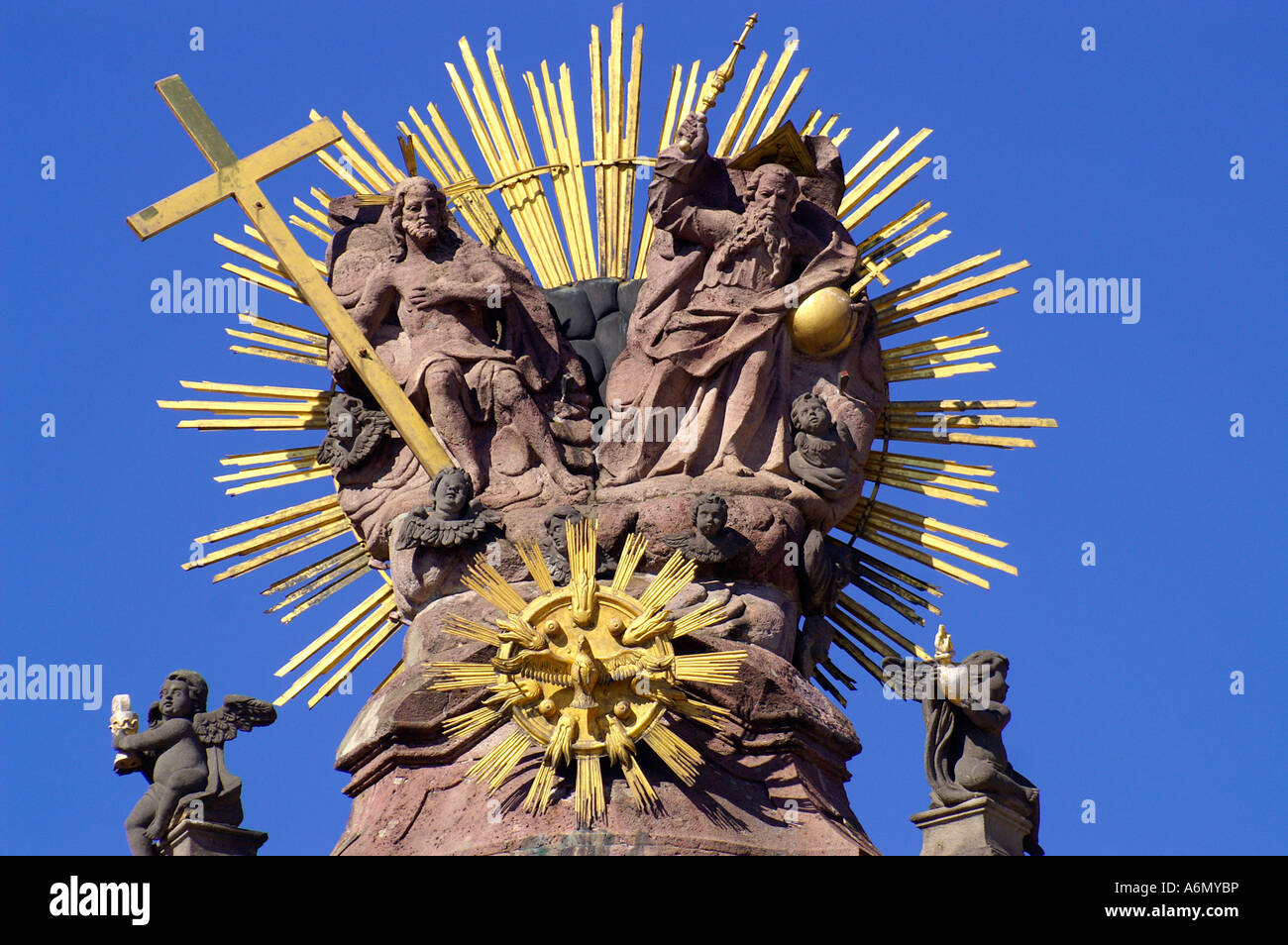 Sainte Trinité statue historique avec golden sun à Holy Trinity Square dans Banska Stiavnica, Slovaquie Banque D'Images