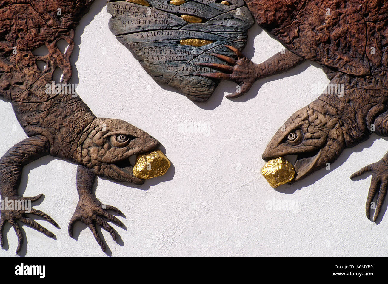 Deux lézards avec Golden Nugget - mythe sur Banska Stiavnica mining foundation Banque D'Images