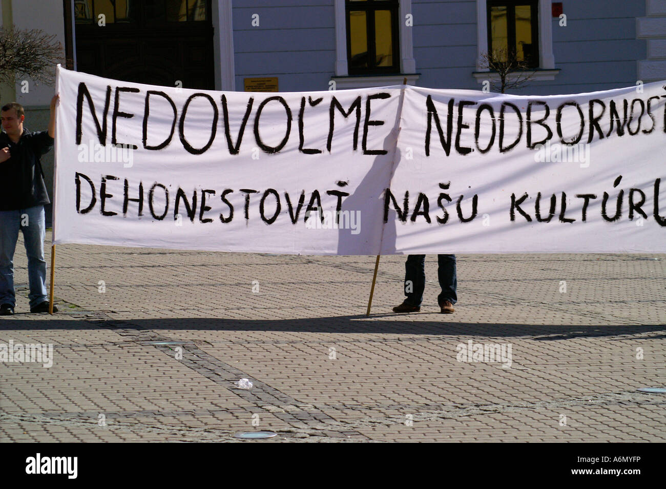 Bannière avec signe en slovaque manifestation de protestation à Banska Bystrica, Slovaquie Banque D'Images