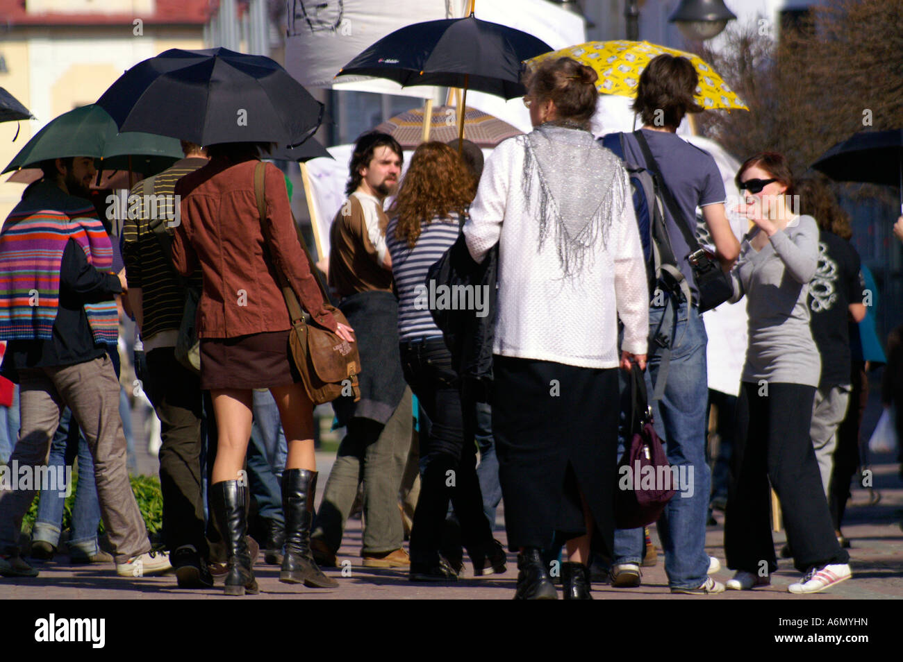 Les jeunes gens debout sous parapluie noir, une manifestation pacifique à Banska Bystrica, Slovaquie Banque D'Images