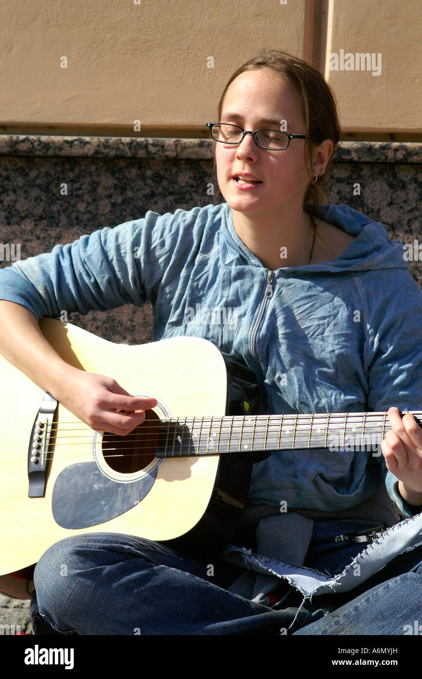 Young pretty teenage girl sitting and singing street de Banska Bystrica Banque D'Images