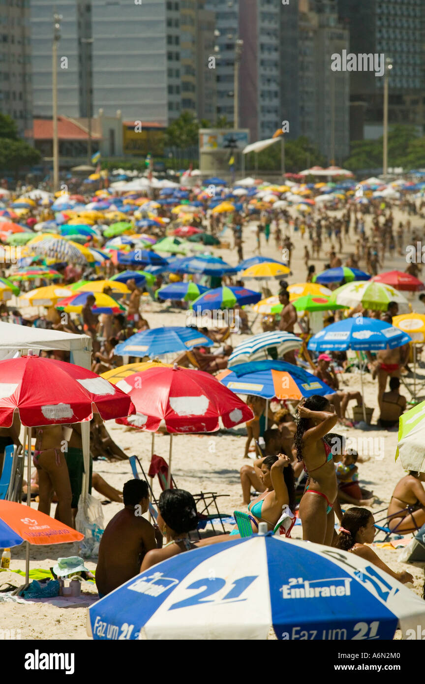 Les gens sur le long de la plage Copacabana Brésil Banque D'Images