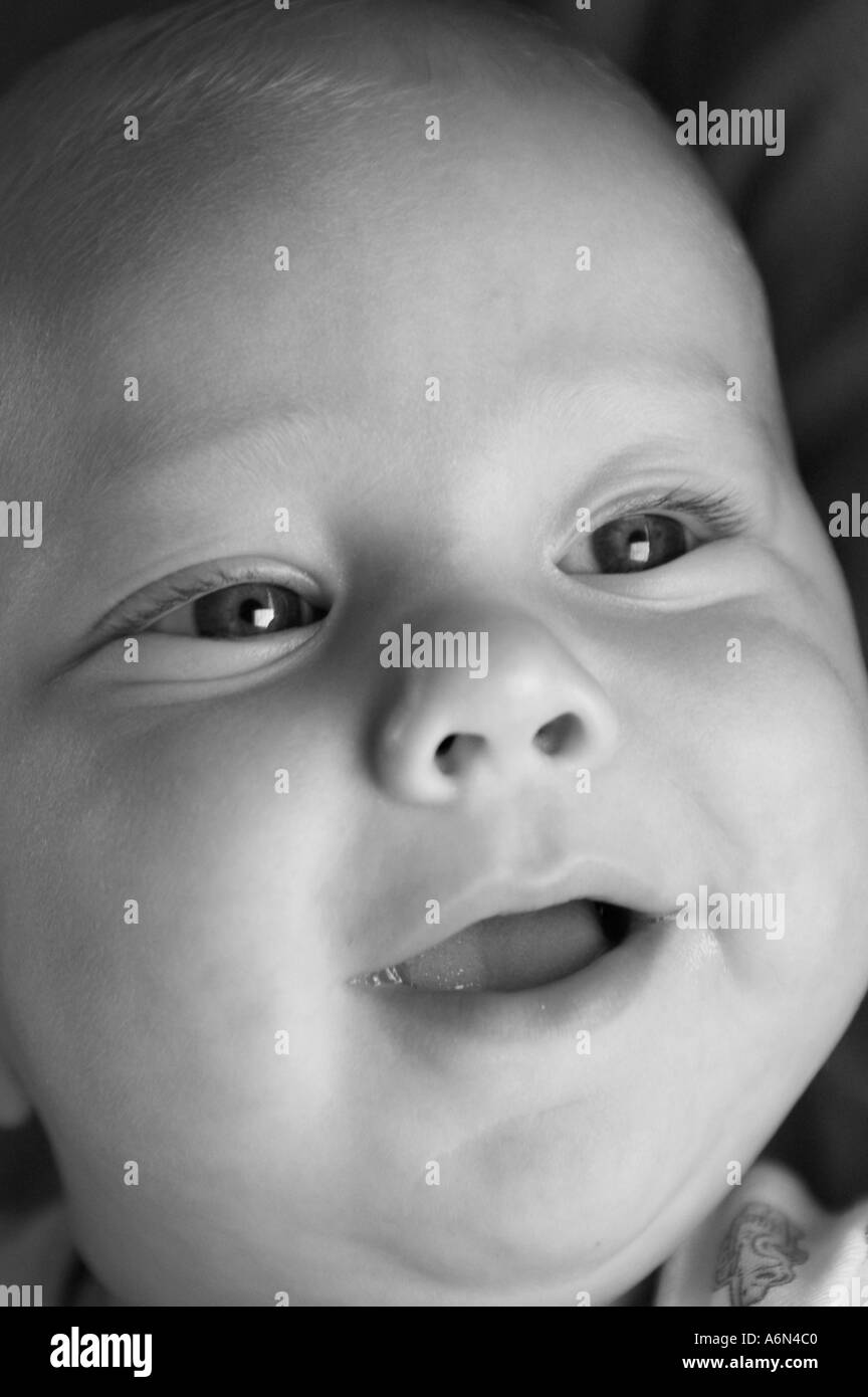 Smilingnewborn bébé portrait Banque D'Images