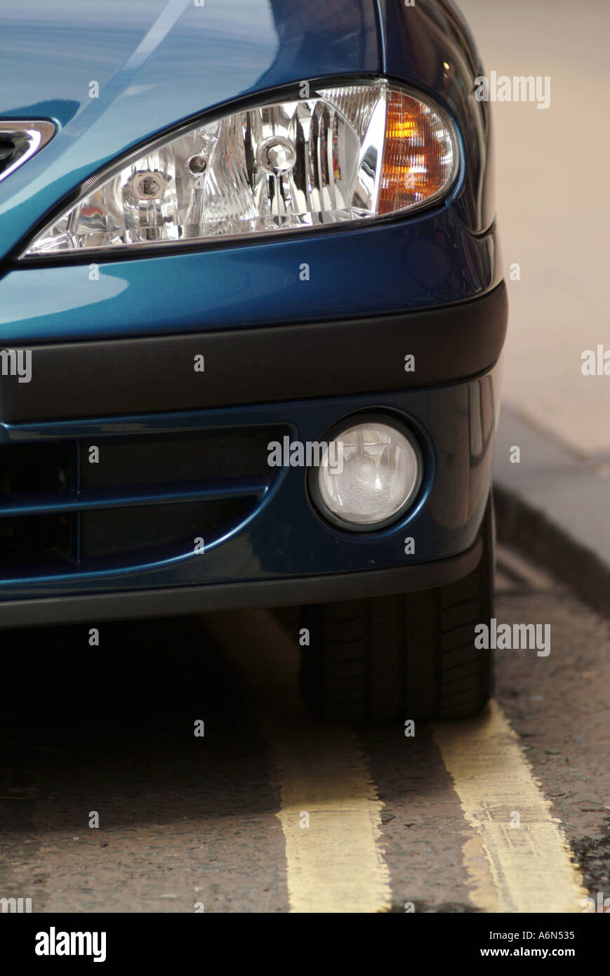 Voiture garée sur un parking double ligne jaune du centre-ville de la congestion du trafic de billets collier roue-remorquage warden infraction droit pas d'attente Banque D'Images