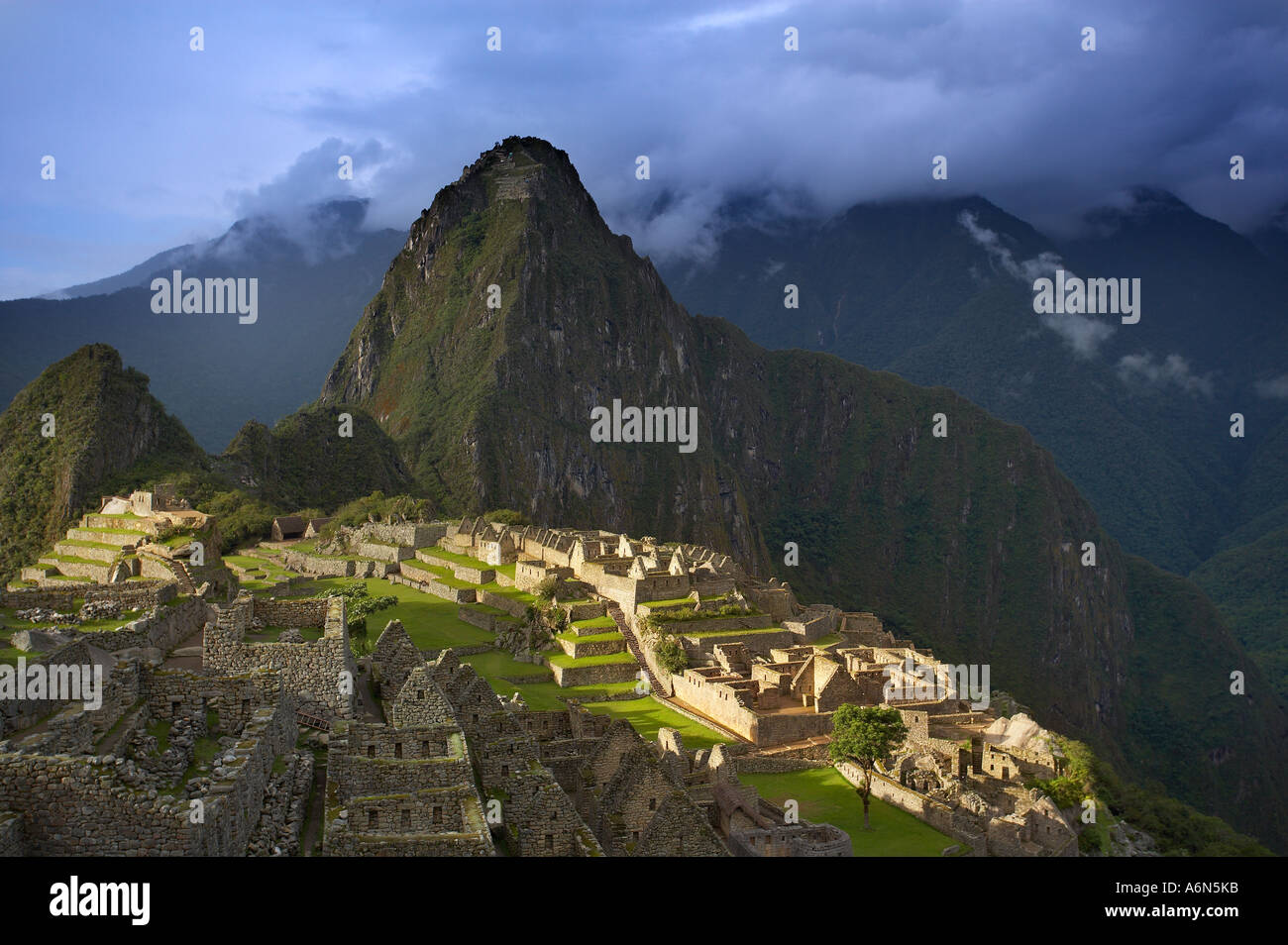 Les nuages de tempête sur le Machu Picchu Pérou Amérique du Sud Banque D'Images