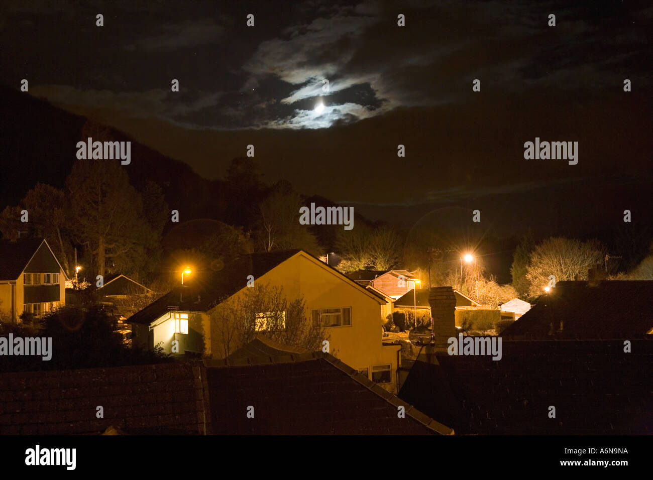 Lever de lune et étoiles dans le ciel nocturne au-dessus du village Llanfoist Wales UK Banque D'Images