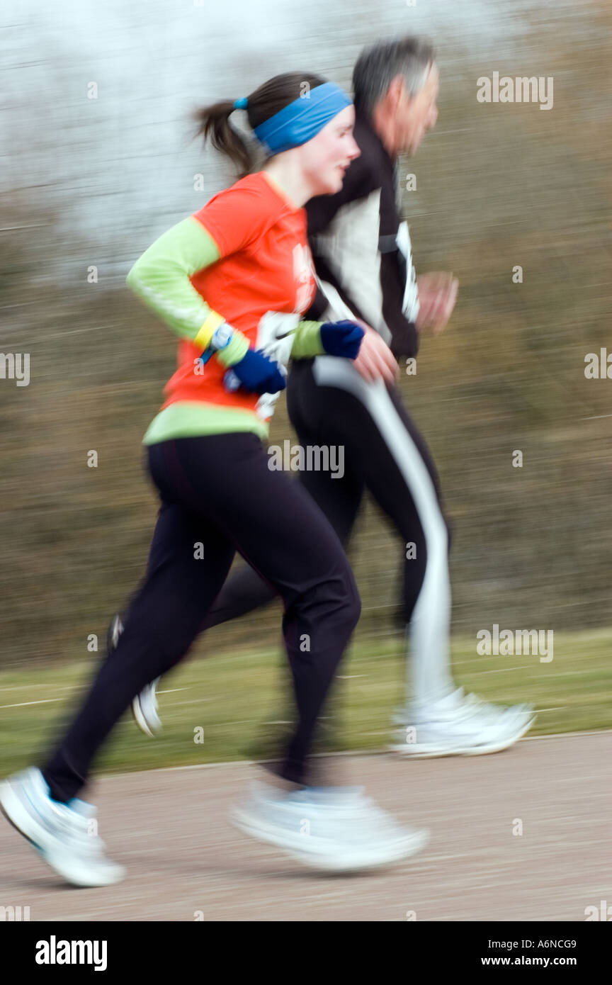 Couple de coureurs qui exécute le demi-marathon Nike Milton Keynes MK Ville  de Willen Lake Photo Stock - Alamy