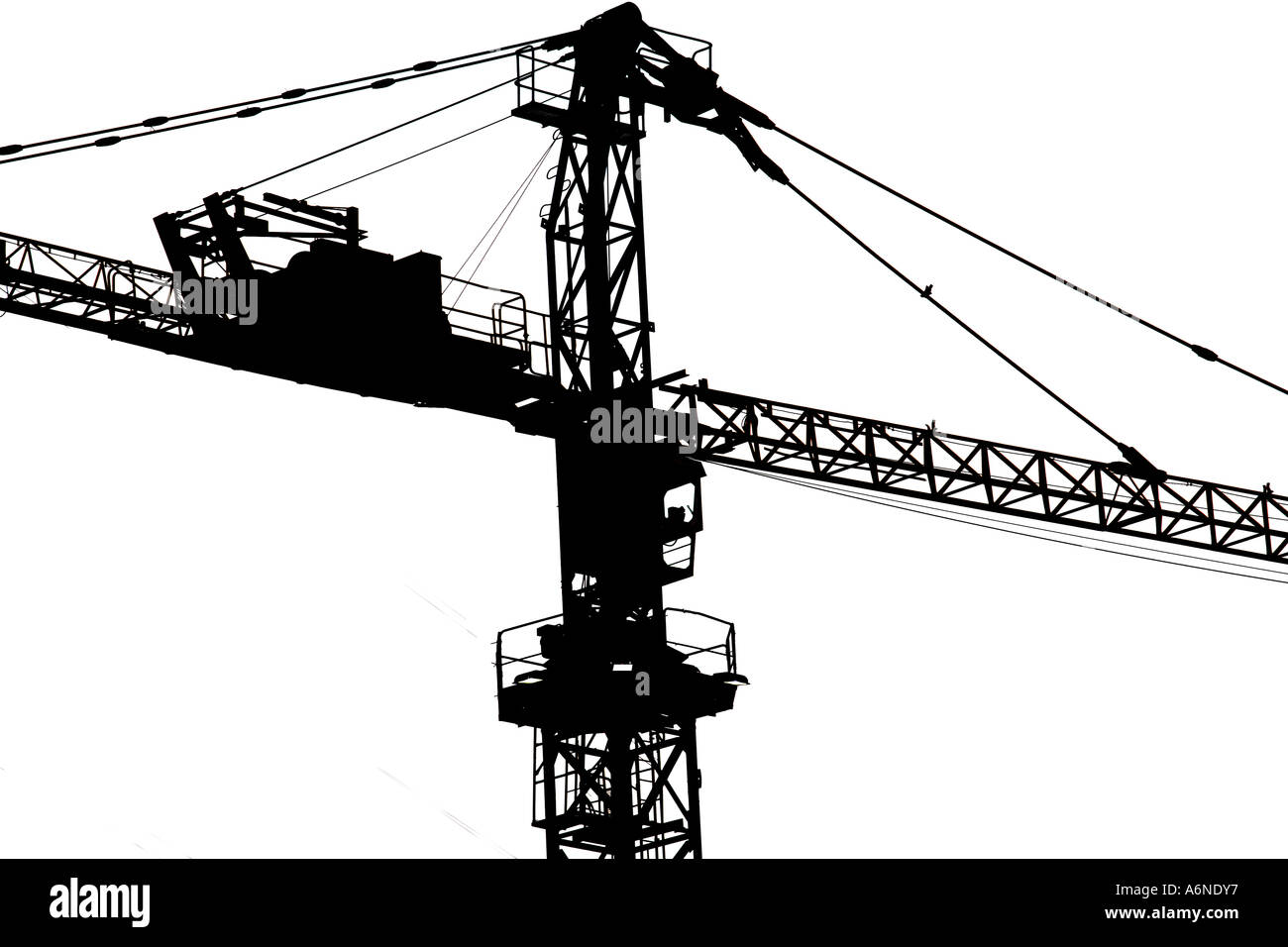 Une grande grue Levage à l'emplacement de l'édifice contre un ciel blanc Banque D'Images