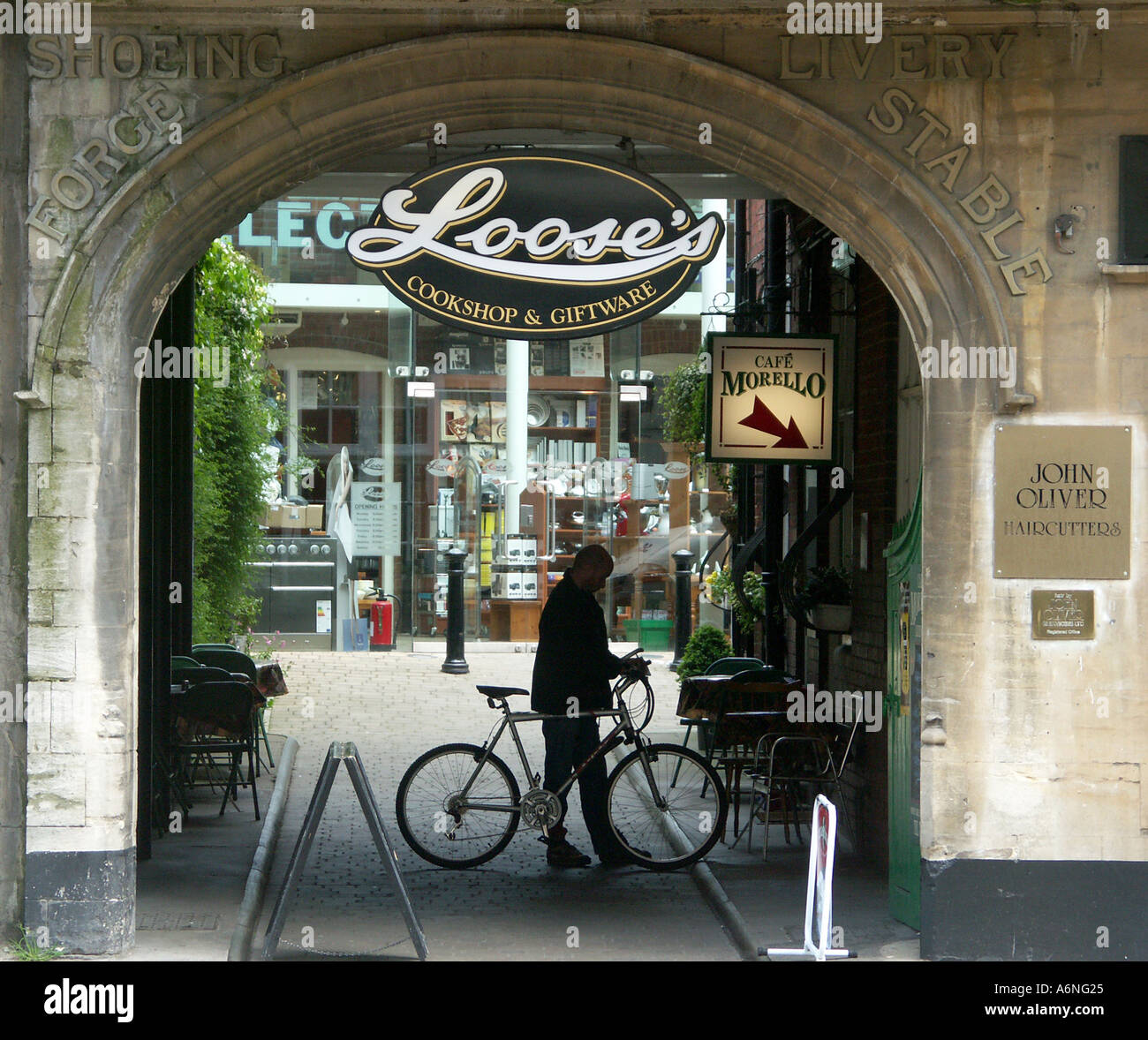 Le cycliste qui se profile dans une arche à Norwich Banque D'Images Le cycliste qui se profile dans une arche à Norwich Banque D'Images