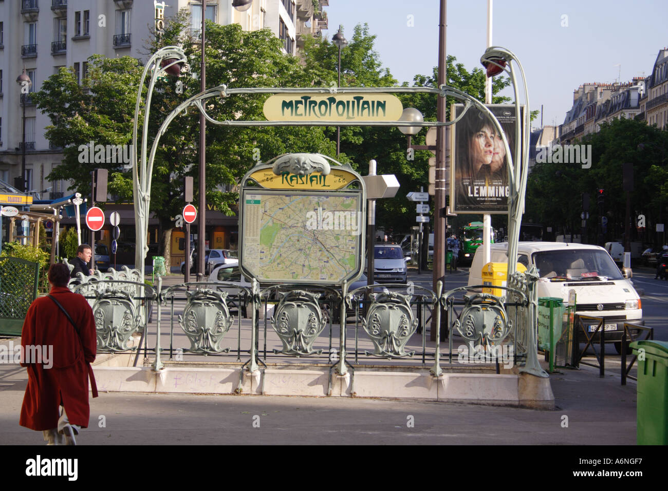 La station de métro Raspail à sur Rue Raspail avec garnitures Art Nouveau d'Hector Guimard Montparnasse Paris France Banque D'Images