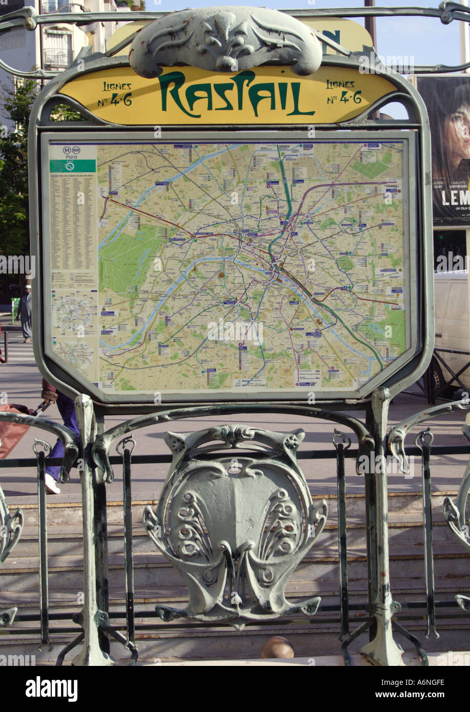 La station de métro Raspail à sur Rue Raspail avec garnitures Art Nouveau d'Hector Guimard Montparnasse Paris France Banque D'Images