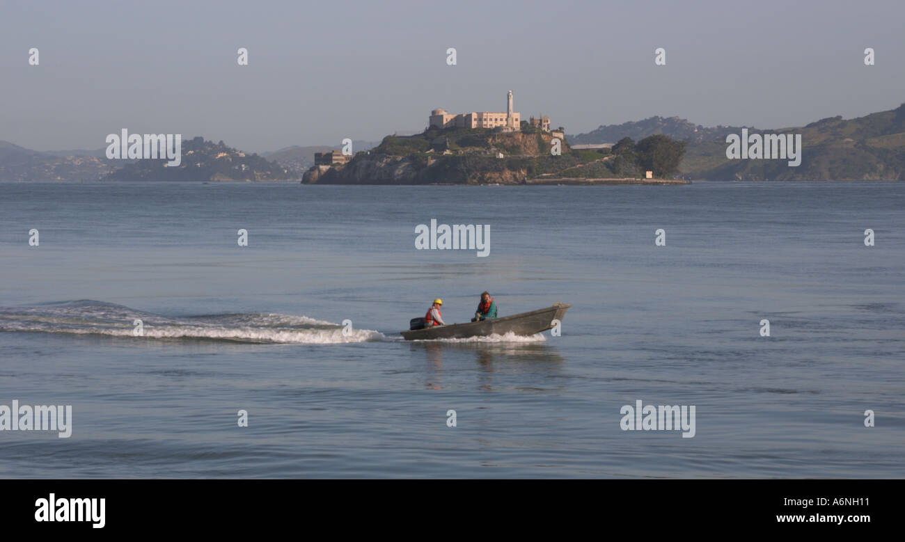 Bateau de pêche en passant l'île d'Alcatraz dans la baie de San Francisco Californie Banque D'Images
