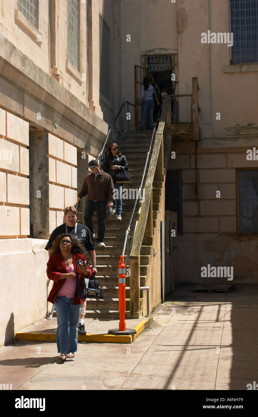 Escaliers de la prison à la cour d'exercice sur l'île d'Alcatraz à San Francisco, Californie Banque D'Images