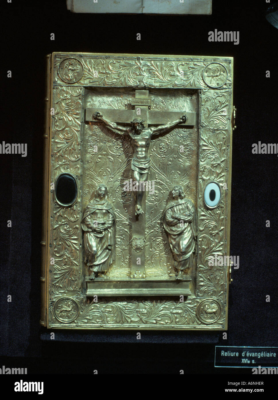 Reliure de livre d'or datant du 16e siècle montrant la scène chrétienne de la crucifixion trésor de Ste Foy Conques Midi Pyren Banque D'Images