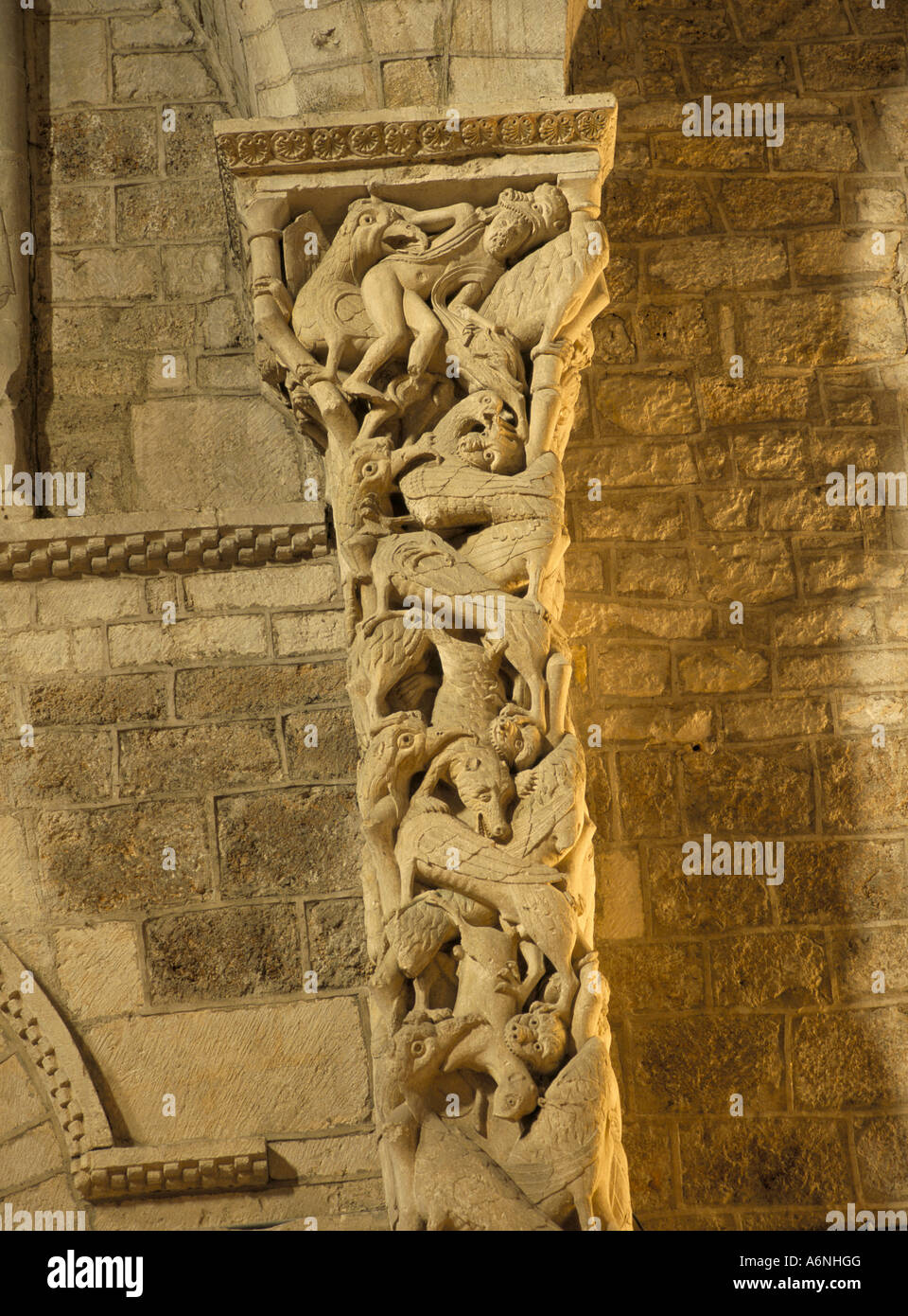 La sculpture médiévale sur un pilier au sein de l'église Eglise St Maur St Maur Martel Midi Pyrenees France Europe Banque D'Images