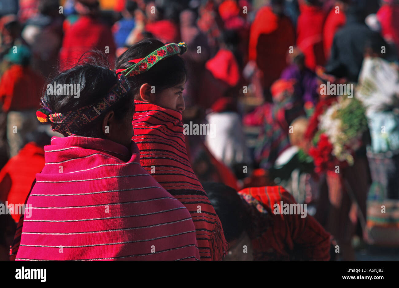 Les femmes au marché en châles colorés Zunil nr hautes terres du Guatemala Quezaltenango Banque D'Images