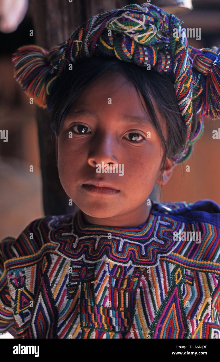 Fier visage d'une jeune fille Maya Ixil en brocart portant la robe typique de sa communauté Nebaj triangle Ixil El Quiché, Guatemala Banque D'Images
