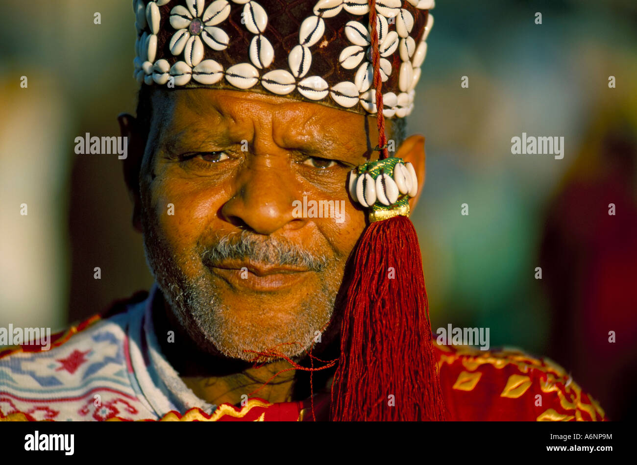Dancer wearing hat décoré de cauris Jemma el Fna Marrakech Marrakech Maroc Afrique du Nord Afrique Banque D'Images