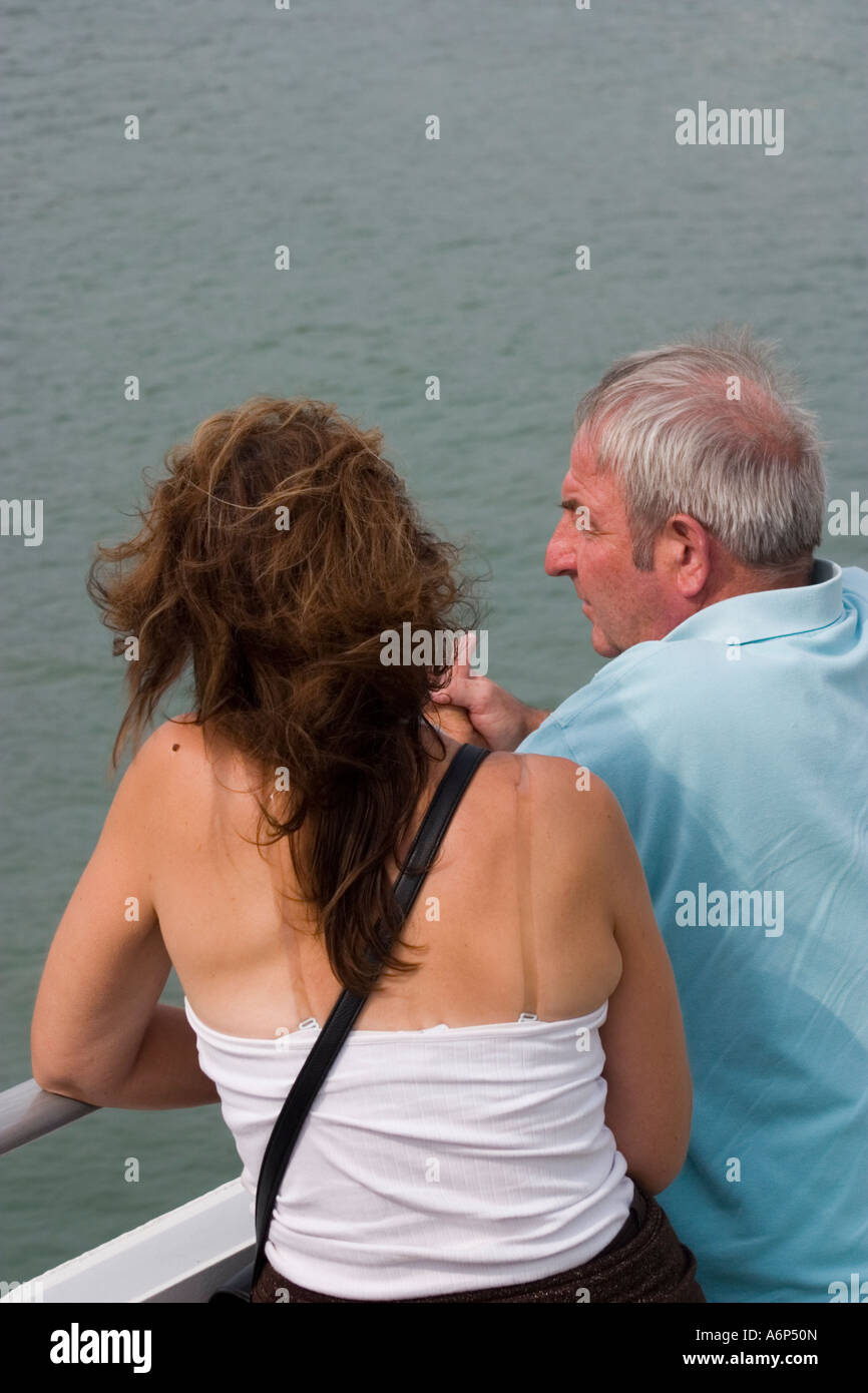 Couple chat mâle et femelle tout en se penchant sur des rails de ferry de retour en Angleterre Boulogne sur Mer Pas de Calais Banque D'Images