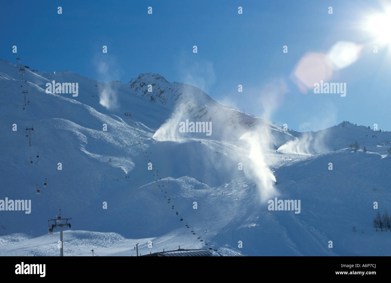 Voir des télésièges et télécabines sur les pistes de ski de Chamonix avec des canons à neige en poudre à l'opération Banque D'Images