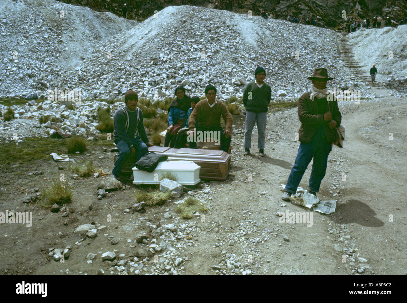 L'attente des victimes d'une avalanche dans la petite ville minière de Chungar andine Pérou Andes centrale 1970 Banque D'Images