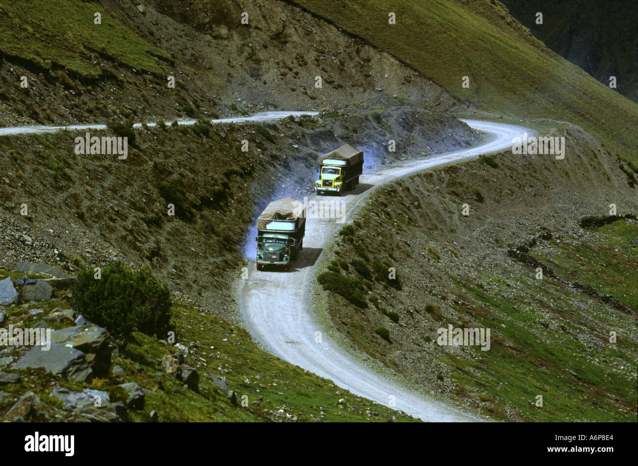 Andes Pérou camions voyageant route sinueuse à travers Andes vers et depuis les destinations de la Jungle Banque D'Images