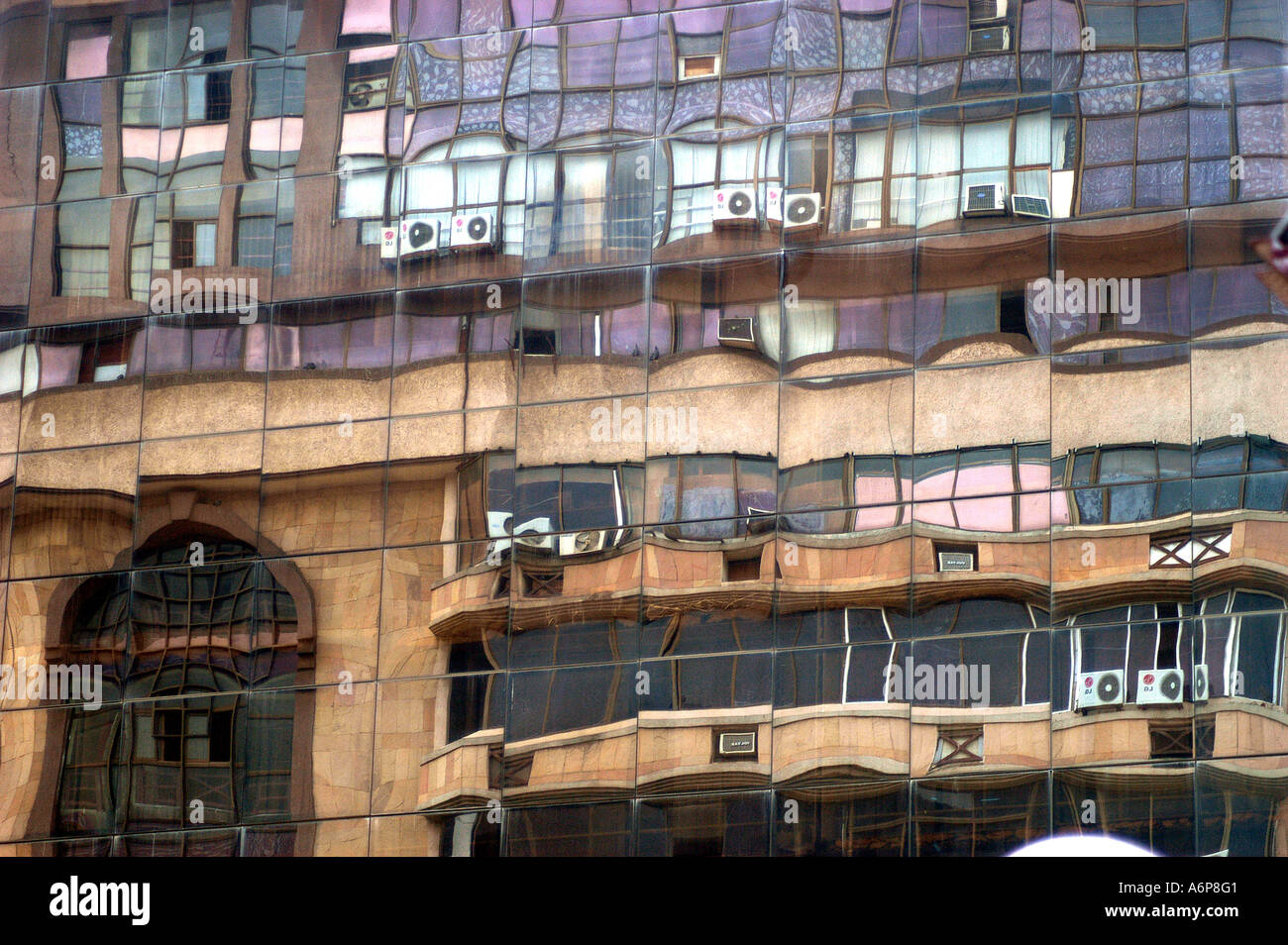 La réflexion sur la construction de l'édifice moderne en verre dans la ville de Bangalore Karnataka Inde Banque D'Images