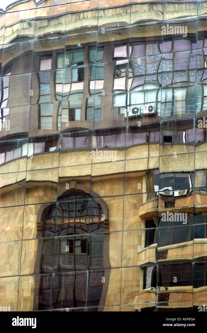 Résumé de la réflexion sur la construction du bâtiment moderne en verre dans la ville de Bangalore Karnataka Inde Banque D'Images