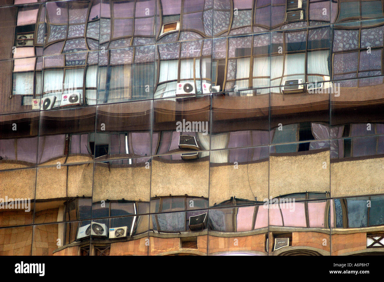 La réflexion sur la construction de l'édifice moderne en verre dans la ville de Bangalore Karnataka Inde Banque D'Images