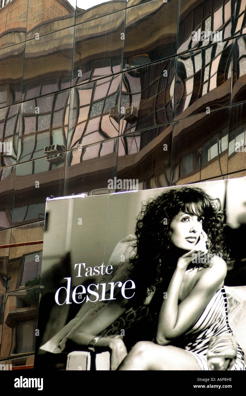 La thésaurisation commercial est affiché en face d'un édifice moderne en verre dans la ville de Bangalore Karnataka Inde Banque D'Images