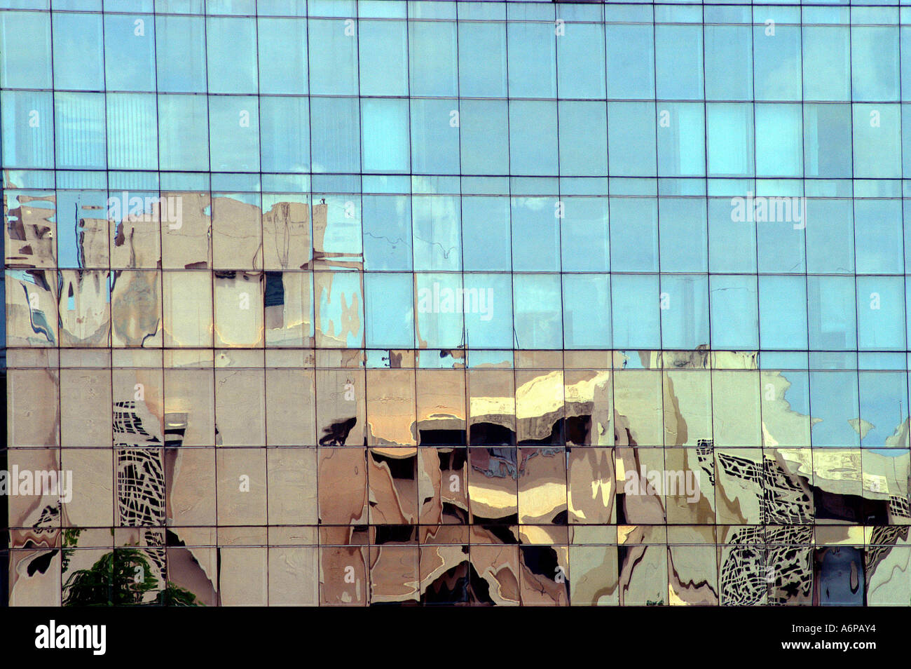 La réflexion sur la construction de l'édifice moderne en verre dans la ville de Bangalore Karnataka Inde Banque D'Images