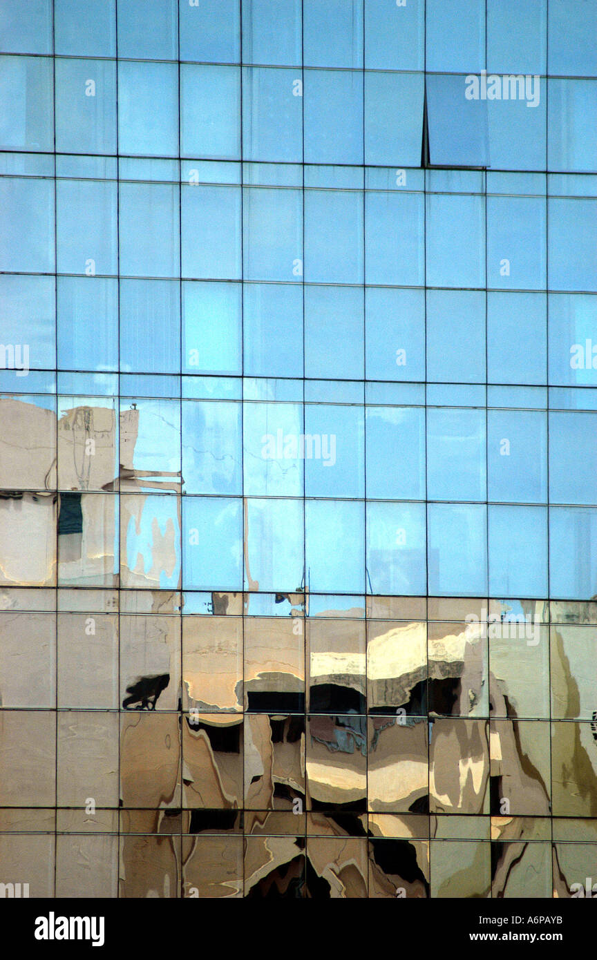 La réflexion sur la construction de l'édifice moderne en verre dans la ville de Bangalore Karnataka Inde Banque D'Images