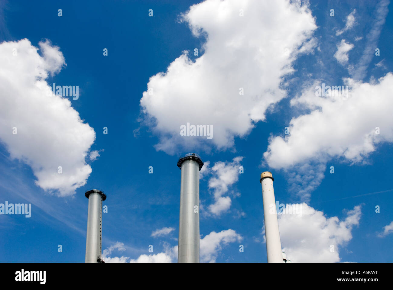 Low angle view of a power plant et les nuages à la recherche comme les nuages venant hors de la cheminée, modifié numériquement Banque D'Images