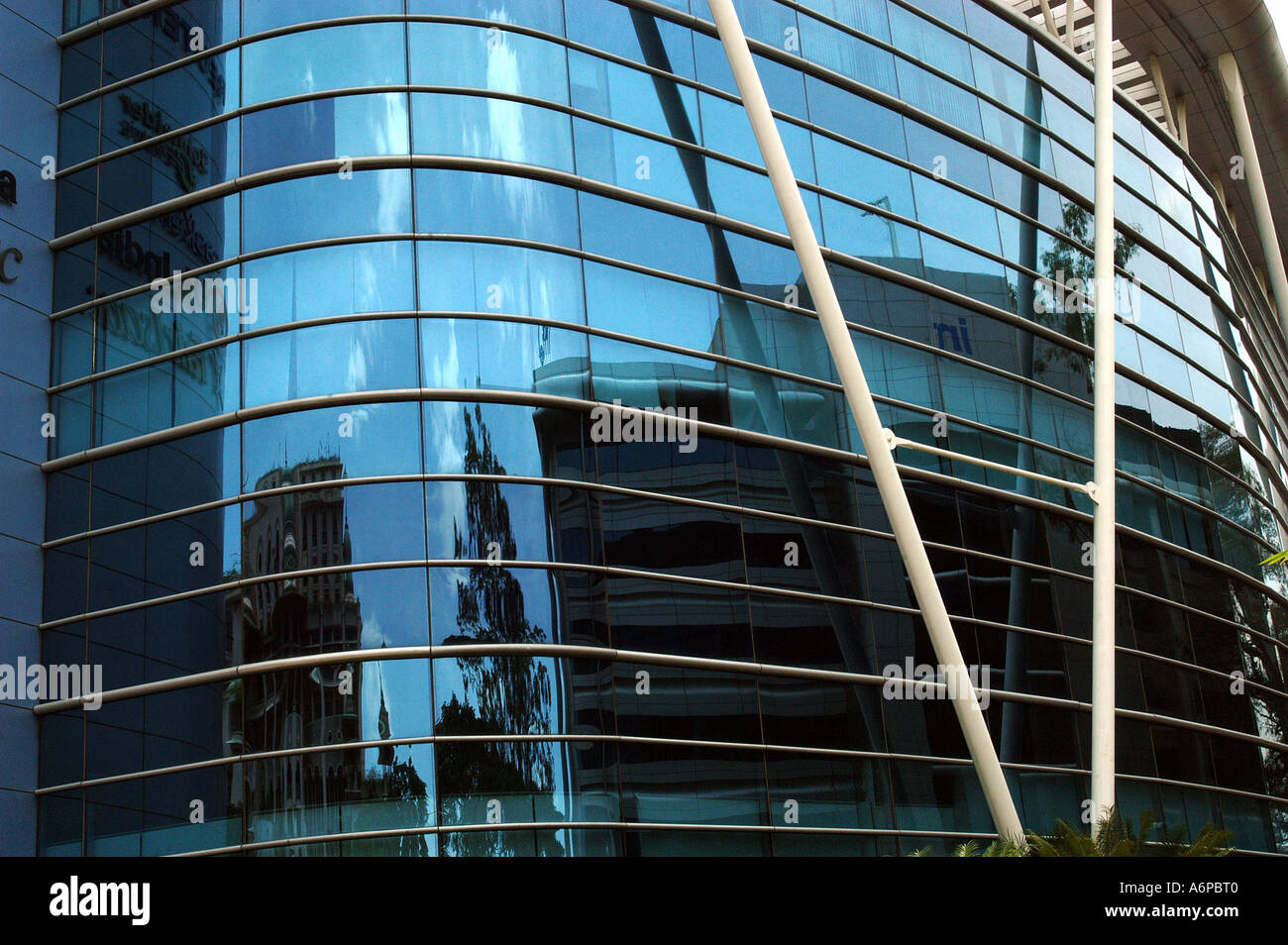 Cna77430 Reflet d'un immeuble sur Corp RMZ RMZ bâtiment en verre Titane, Bangalore, Inde Banque D'Images