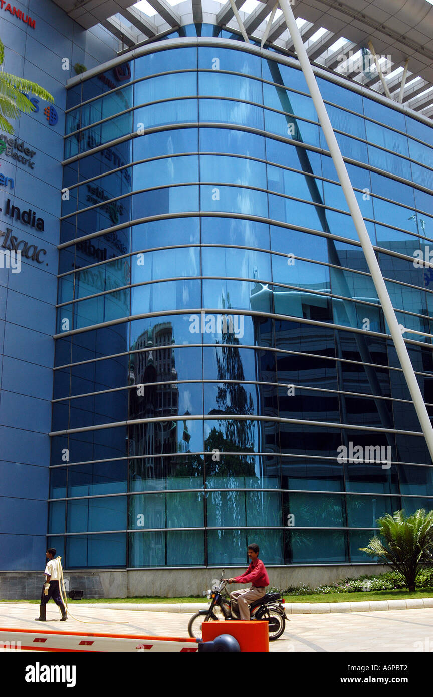 Cna77431 Reflet de société, s'appuyant sur RMZ RMZ bâtiment en verre Titane, Bangalore, Karnataka, Inde Asie Banque D'Images