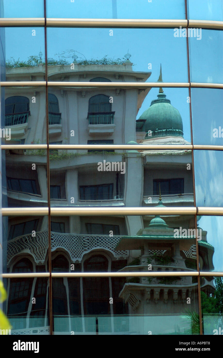 Cna77433 Reflet d'un immeuble sur Corp RMZ RMZ bâtiment en verre Titane, Bangalore, Inde Banque D'Images