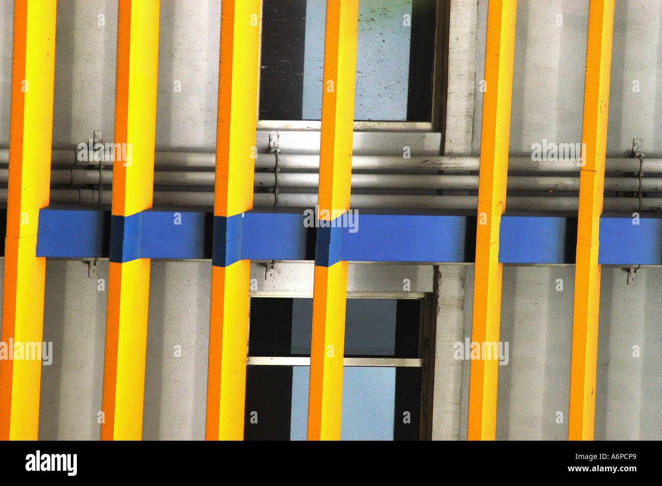 Cna77444 couleur bleu et jaune sur les dalles de béton bâtiment Mphasis à Bangalore Karnataka Inde Banque D'Images