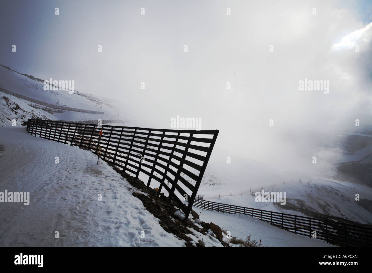 Clôtures à avalanche ski de Sierra Nevada en Espagne Banque D'Images