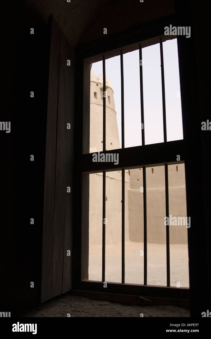 Cour intérieure à travers la fenêtre Prescription Fort Abu Dhabi UAE Attab Banque D'Images