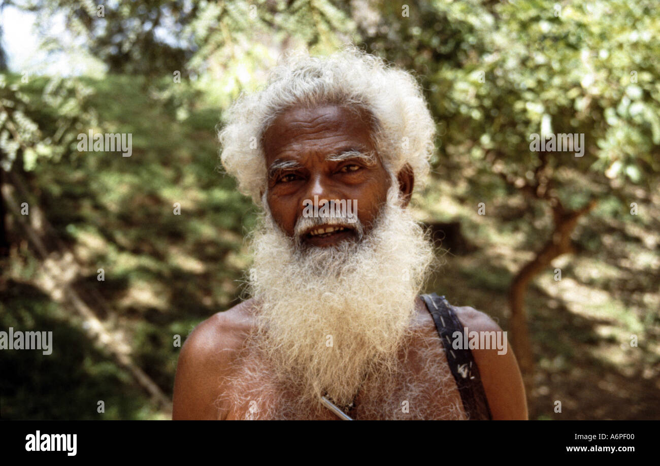 Un grand-père de promenades à travers la ville ancienne oPolonnaruwa dans le nord du Sri Lanka Banque D'Images