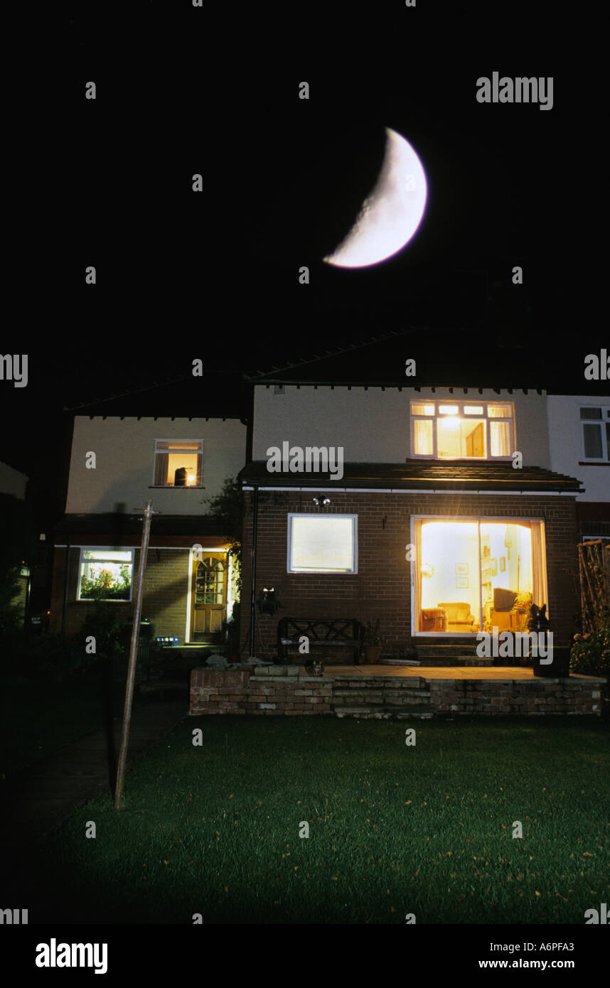 Au-dessus de lune géant maison mitoyenne avec des lumières montrant la nuit uk Banque D'Images