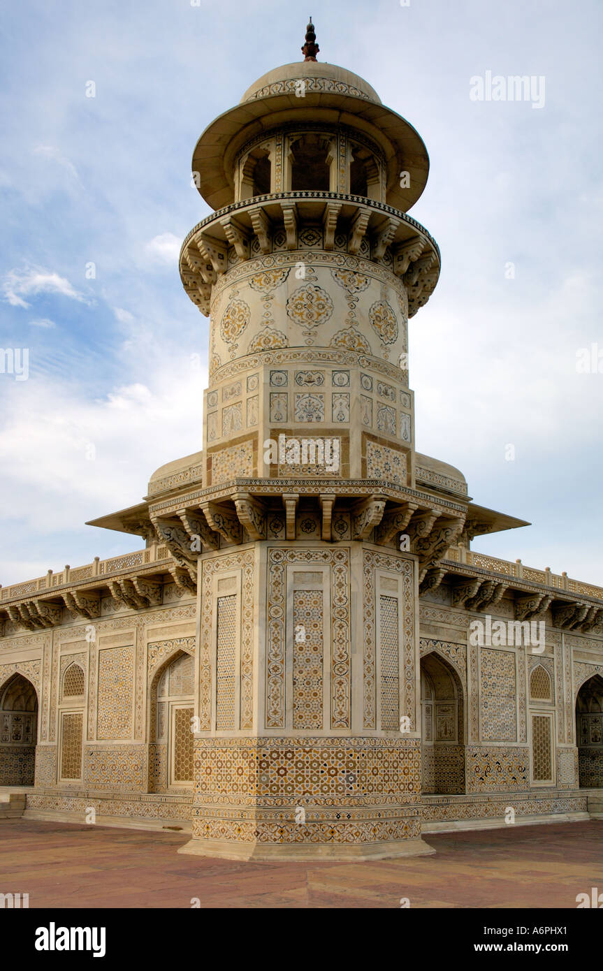 17e siècle tombeau Itmad ud daula construit par Nur Jahan grand Empereur Moghal femme Jehangirs Agra Inde Banque D'Images