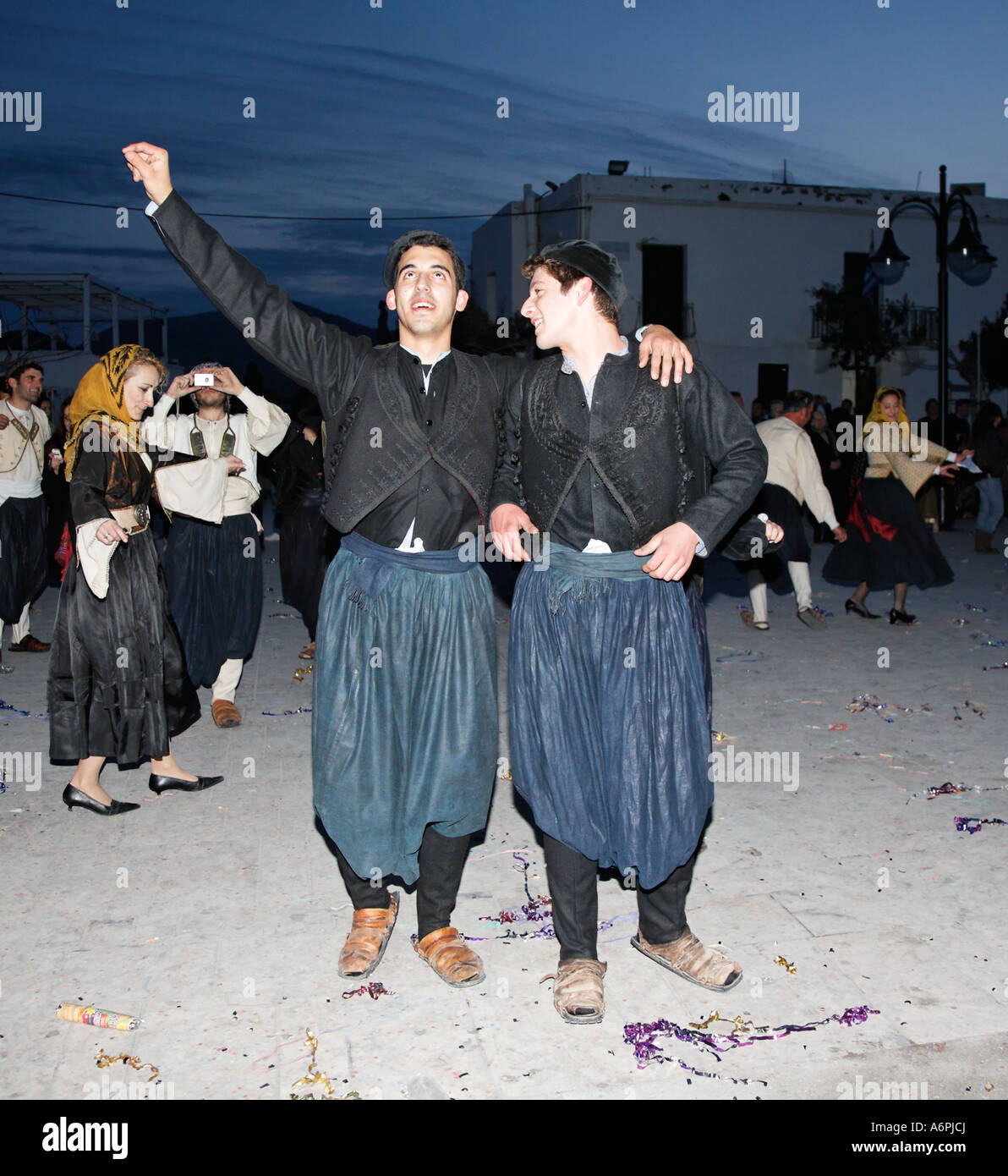 Les hommes en vêtements traditionnels à l'Aprokreas propre lundi de Skyros SKYROS Festival Célébrations îles grecques Grèce Hellas Banque D'Images